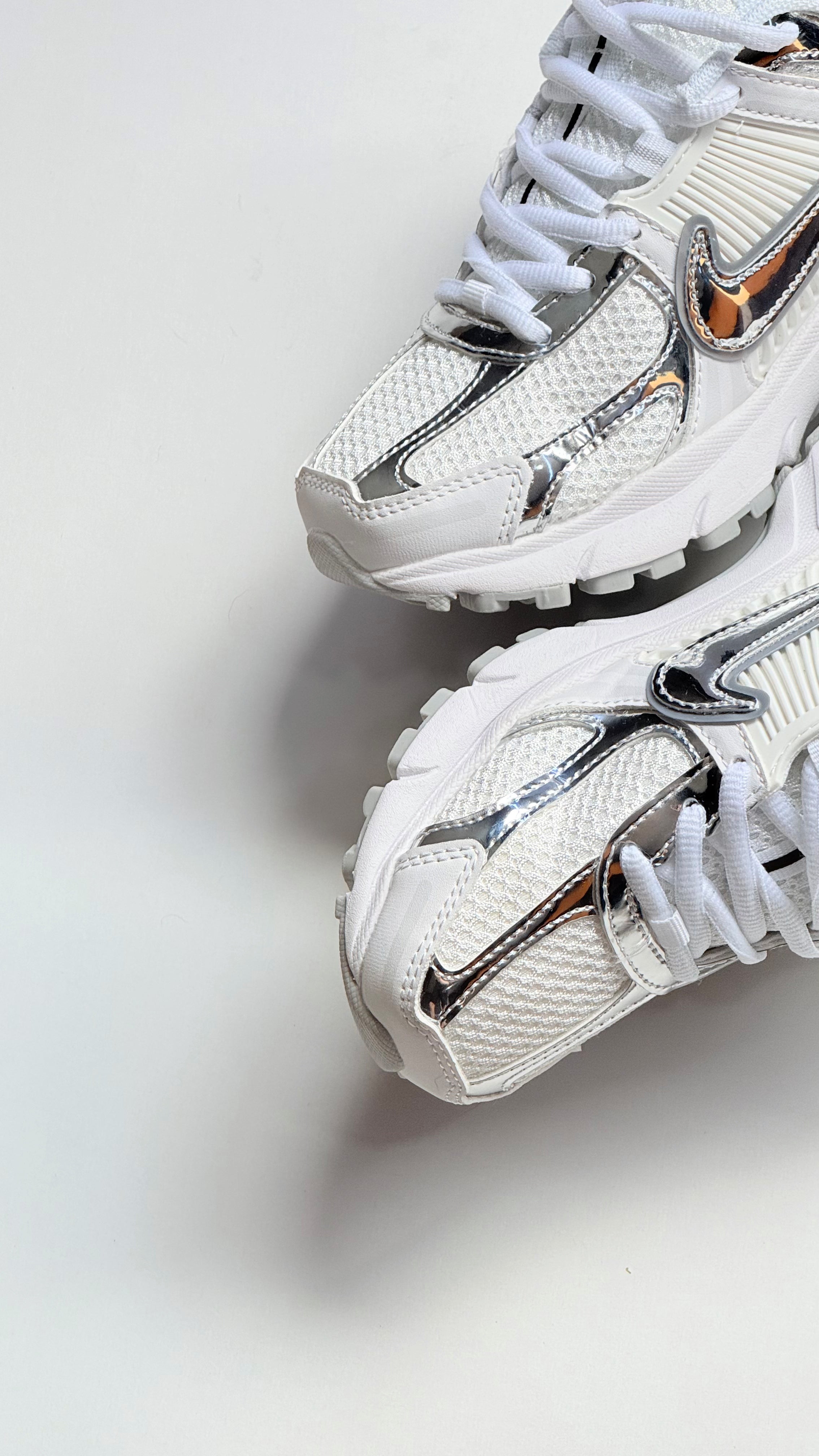 NIKE Zoom Vomero 5