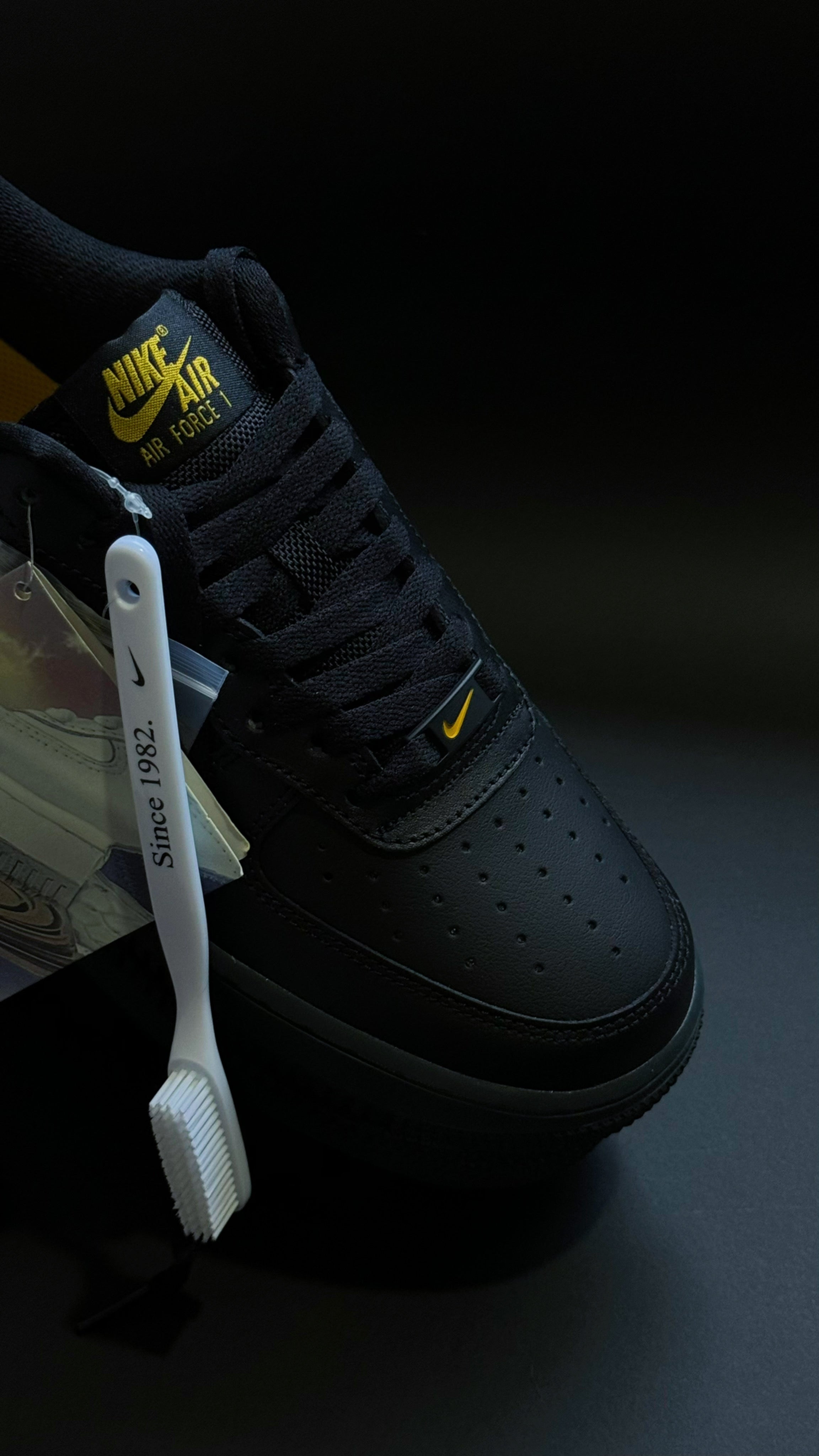 Nike Air Force 1 07 Black “ University Gold “