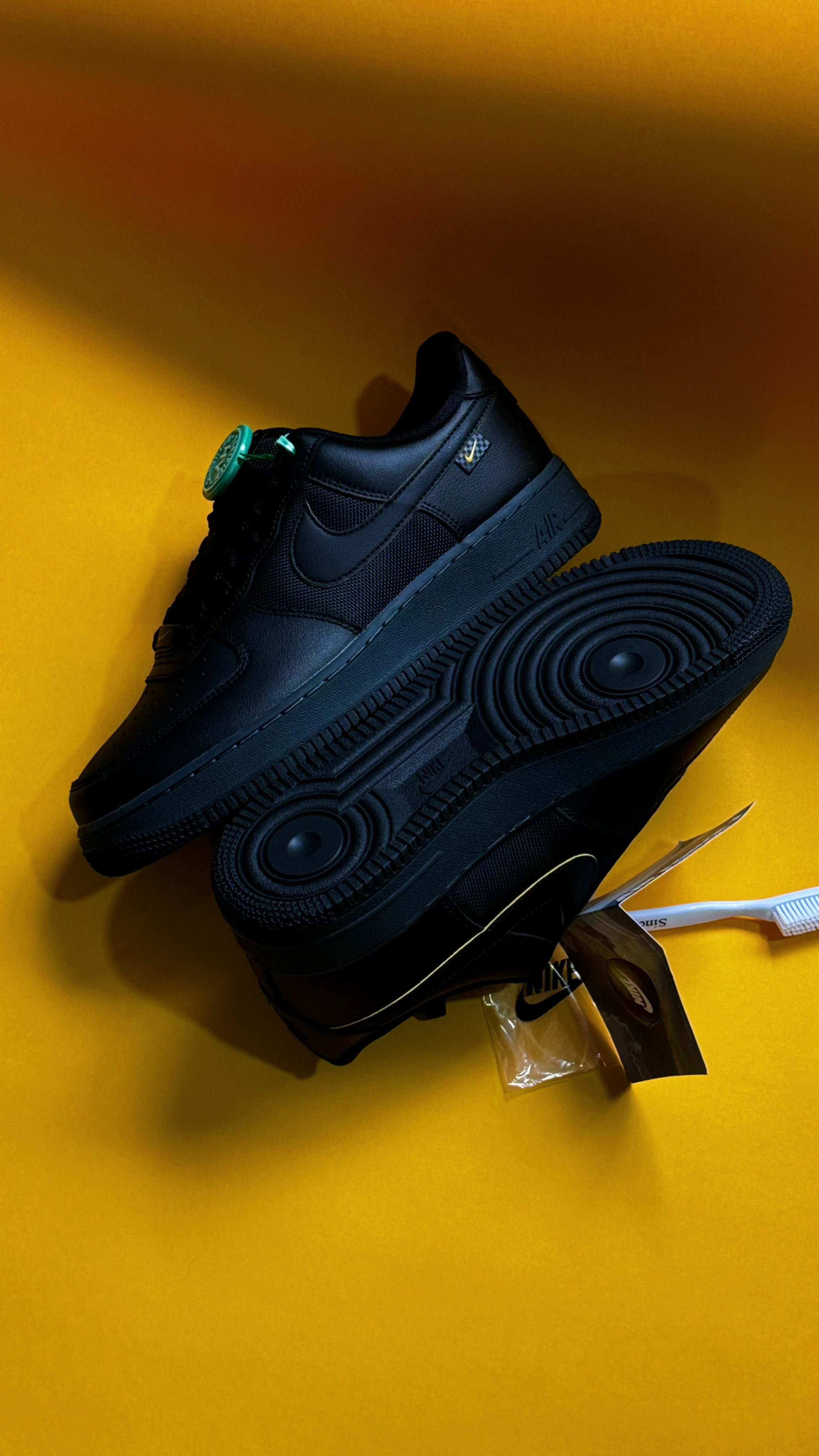 Nike Air Force 1 07 Black  “ University Gold “