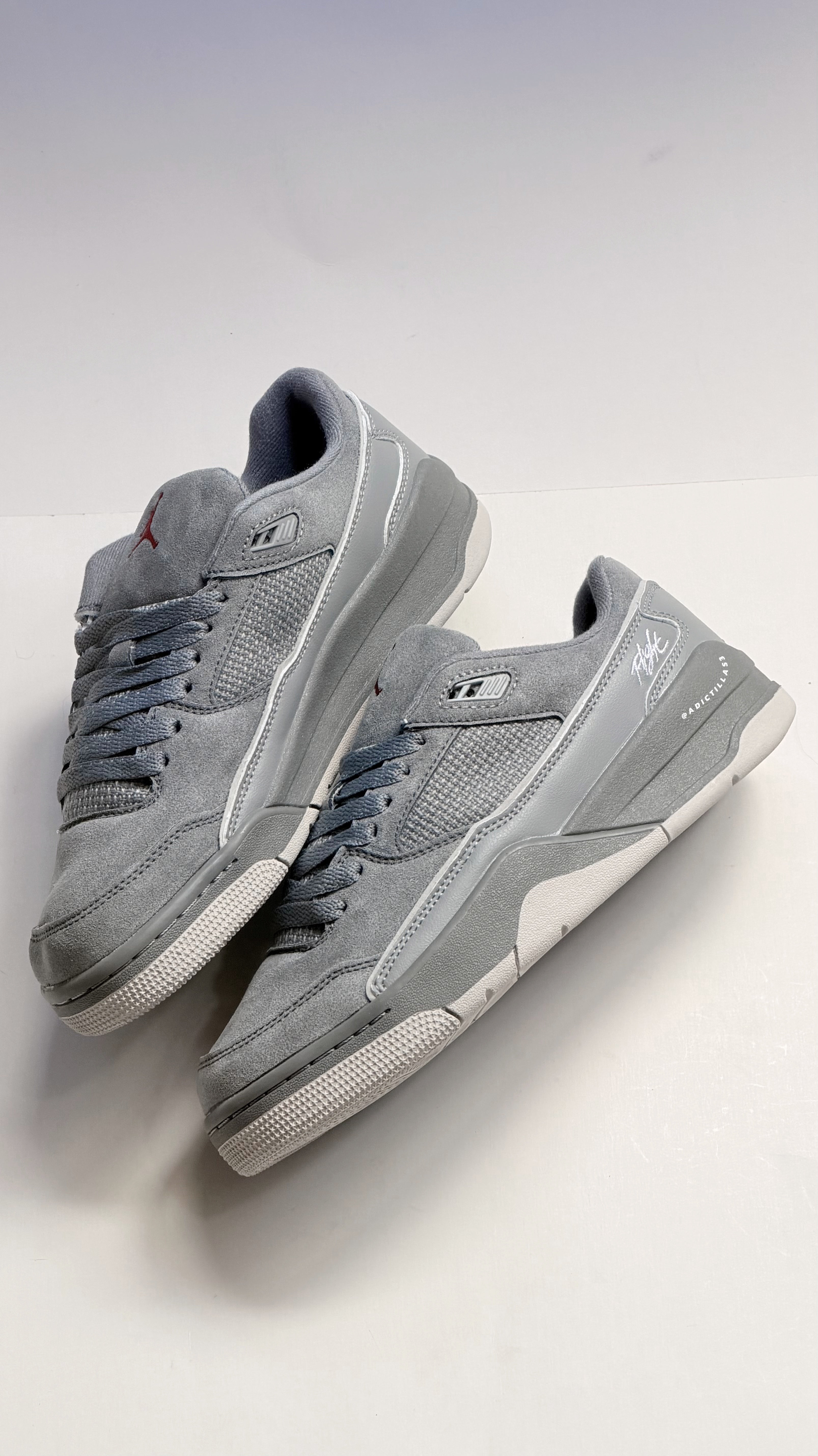 Jordan Flight Court
Cool Grey Varsity Red