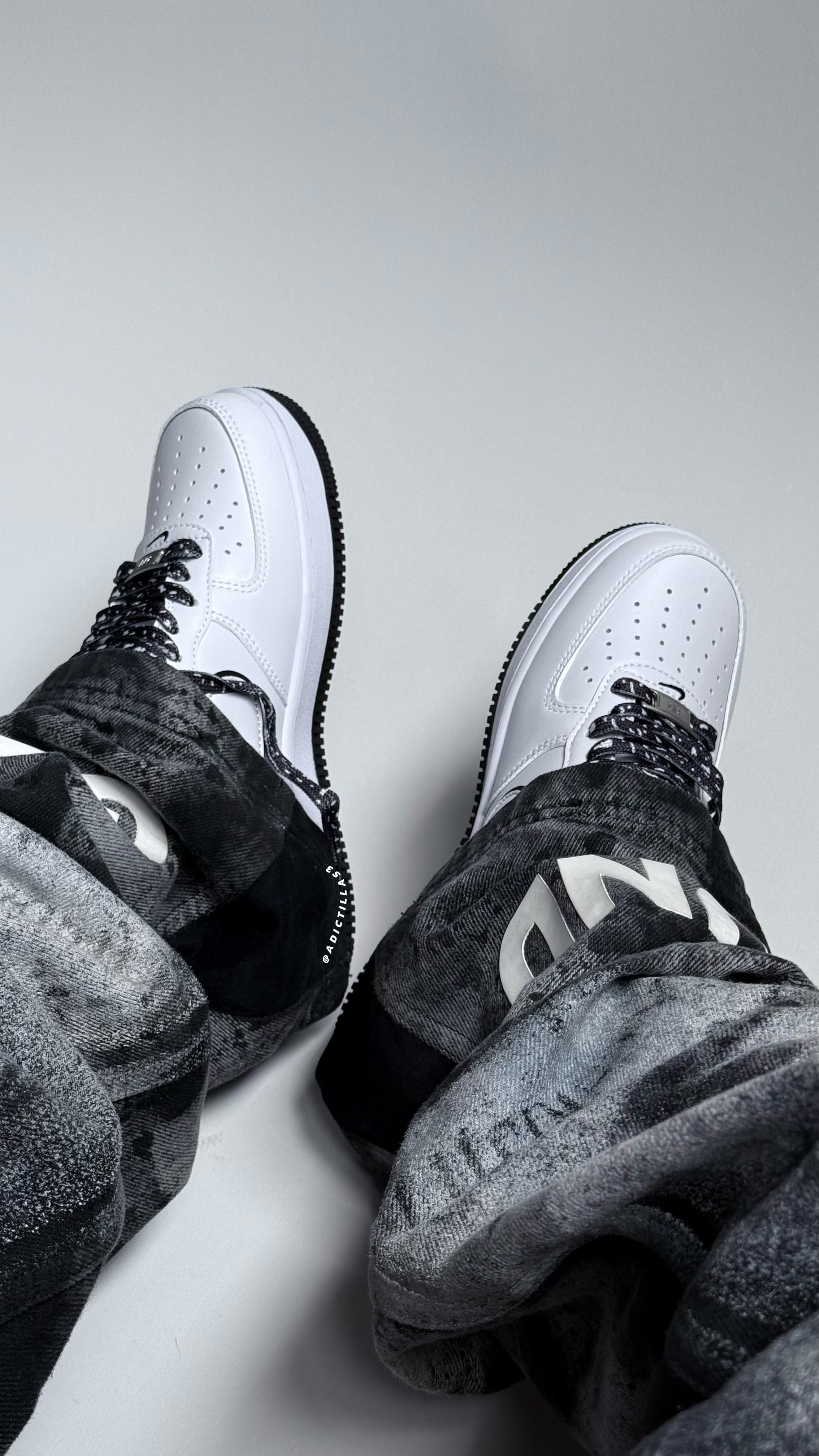 AIR FORCE 1 LOW
"WHITE/BLACK"