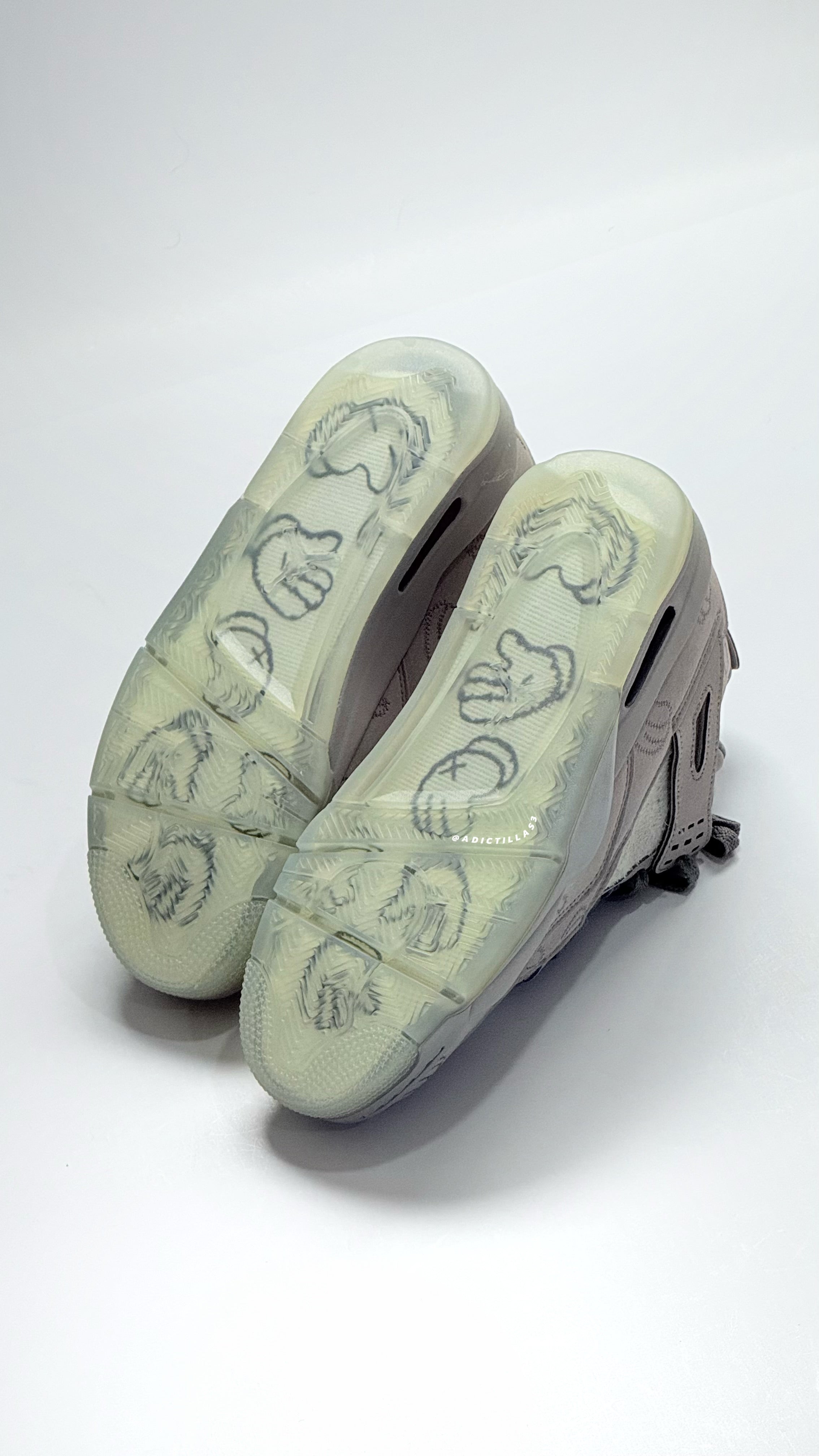 Air Jordan 4 x KAWS