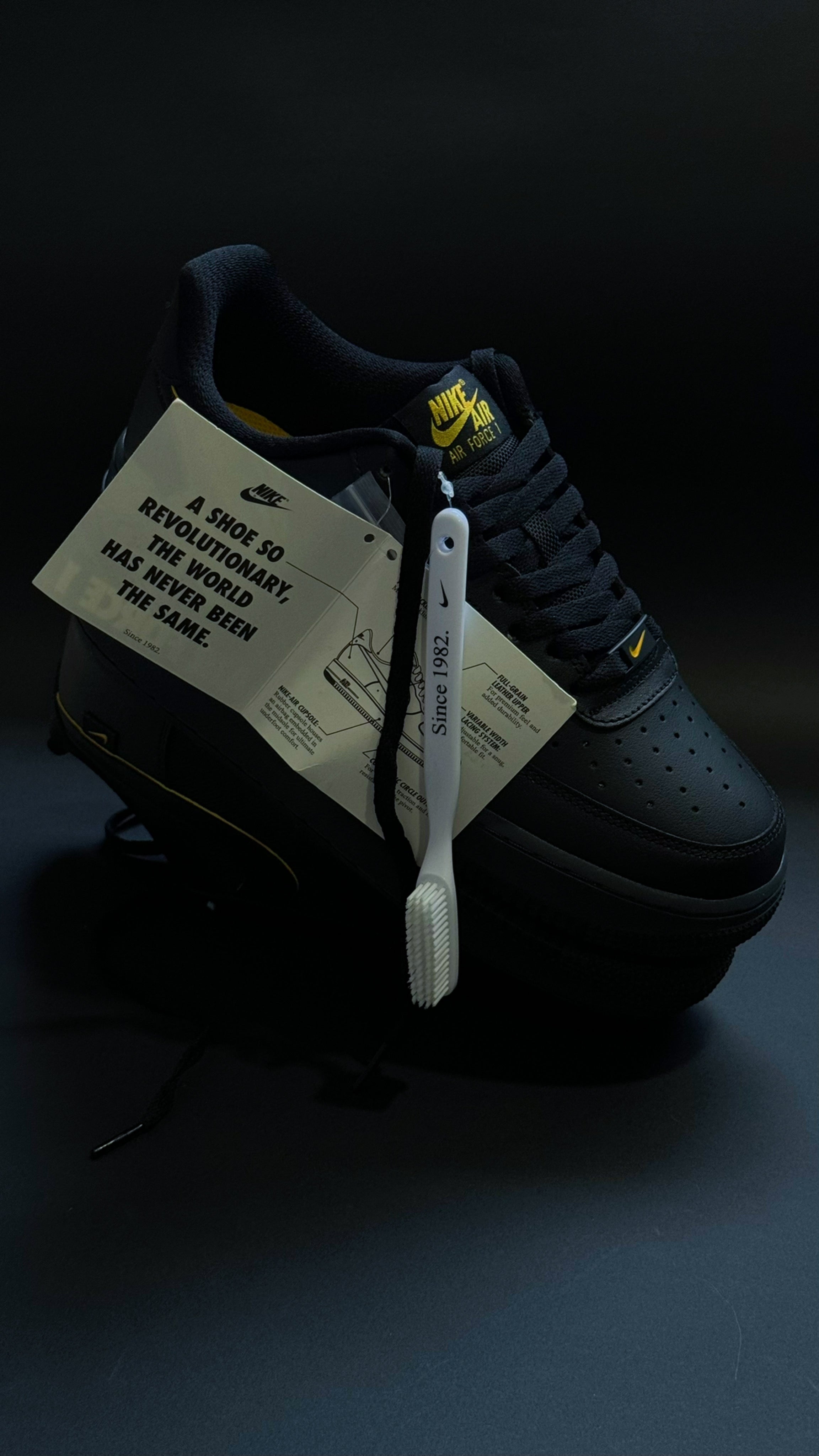 Nike Air Force 1 07 Black “ University Gold “