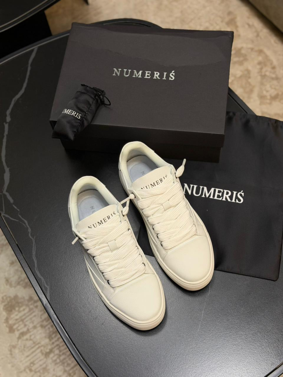 Numeris Sneakers