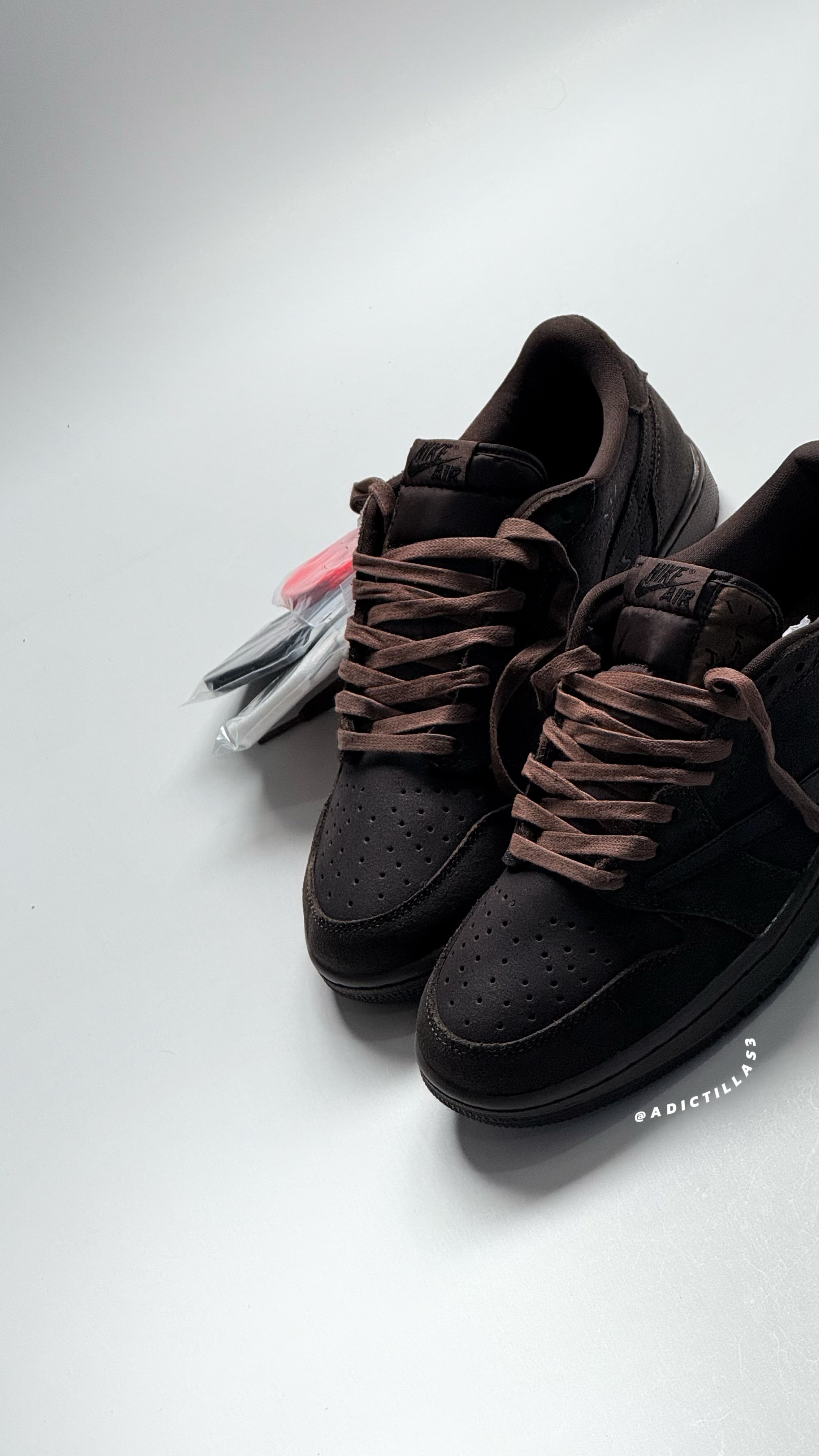 Air Jordan 1 x Travis Scott “ Velvet Brown “