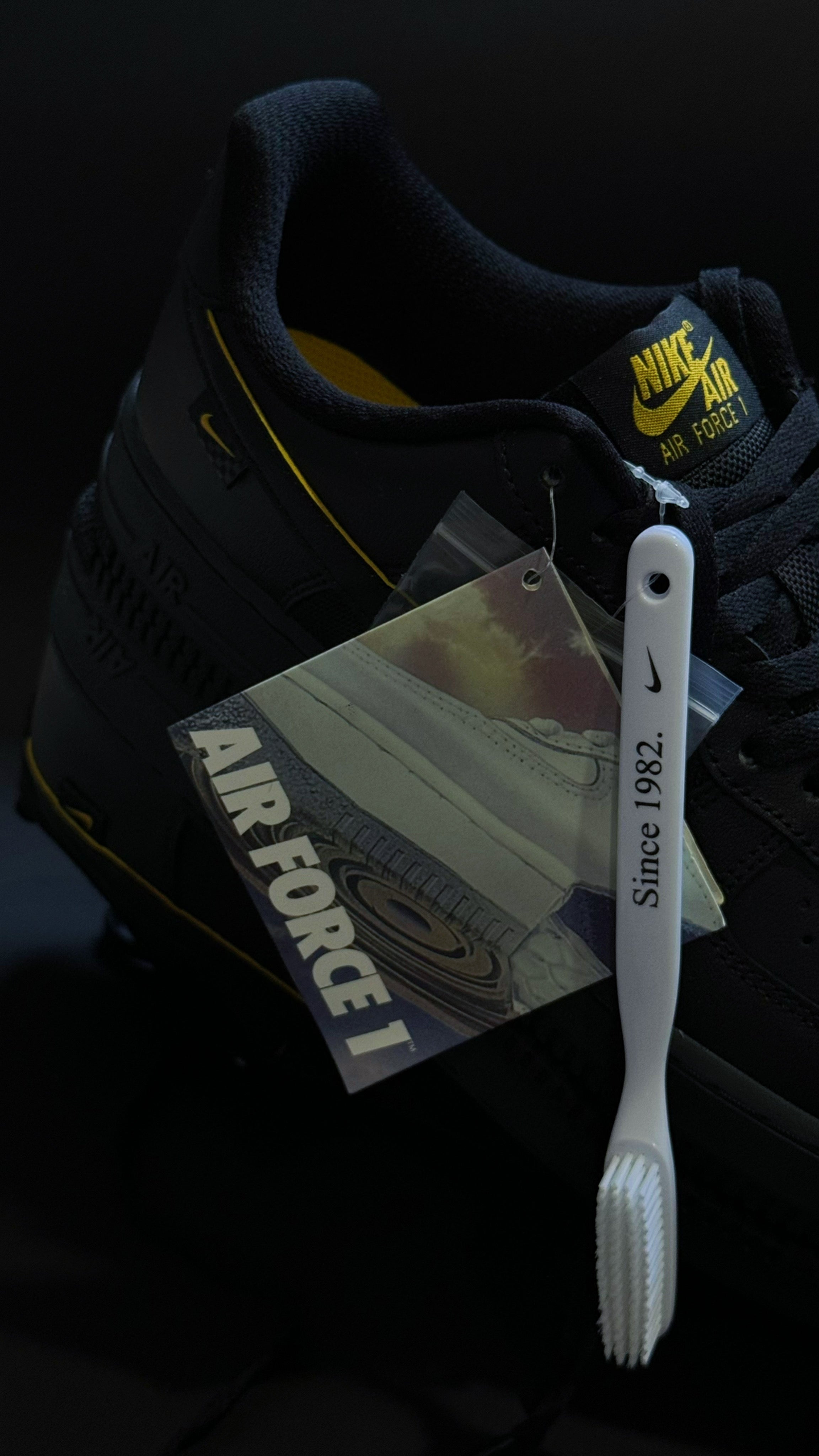 Nike Air Force 1 07 Black “ University Gold “