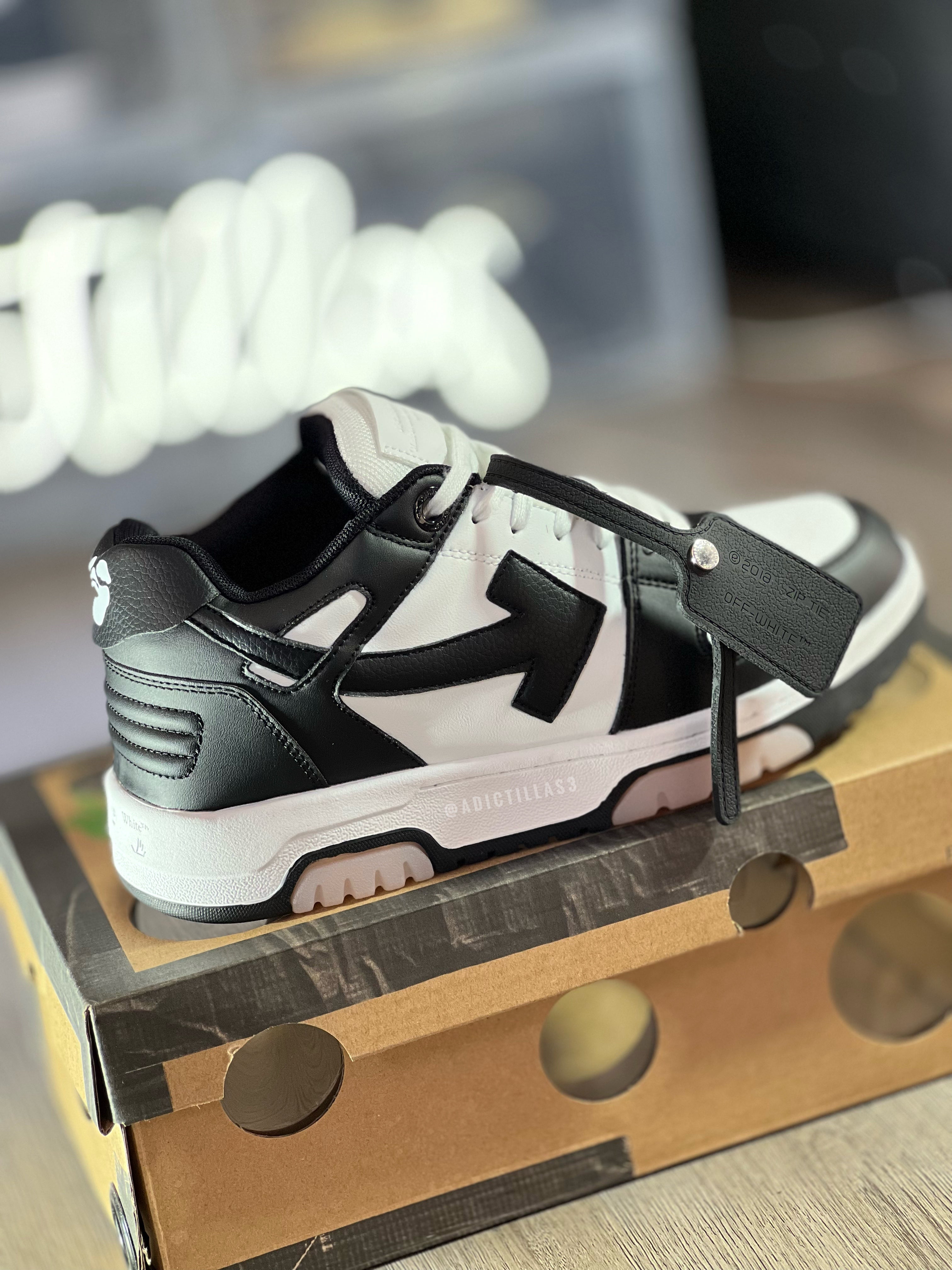 Off-White
tenis Out Of Office