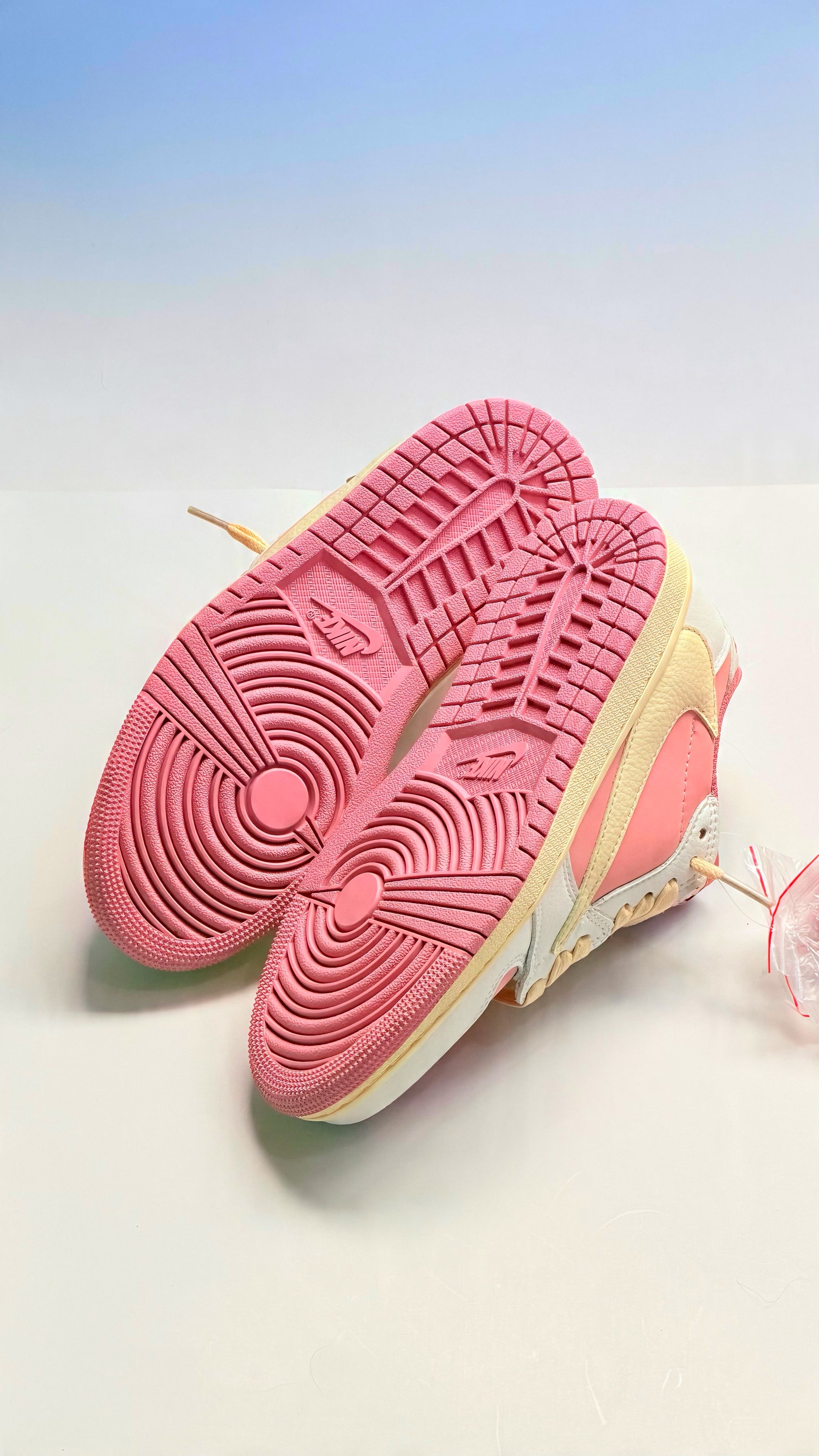 Jordan 1 x Travis Scott “ Shy Pink “