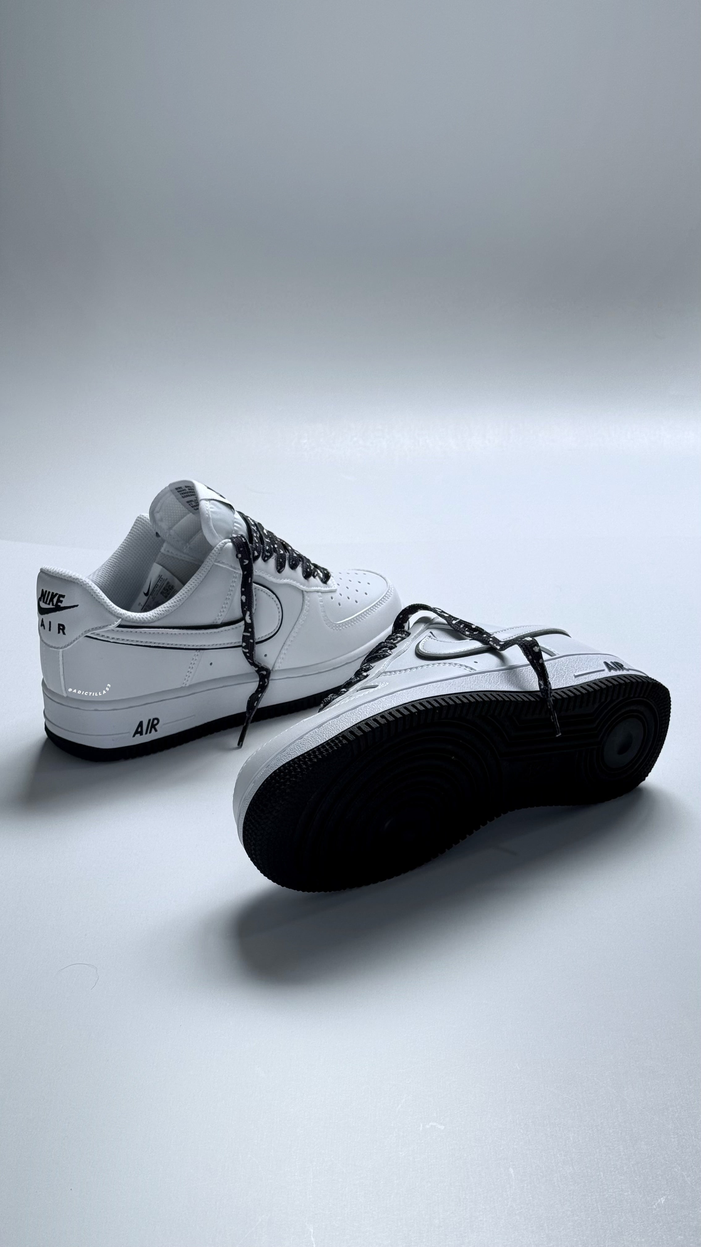 AIR FORCE 1 LOW
"WHITE/BLACK"