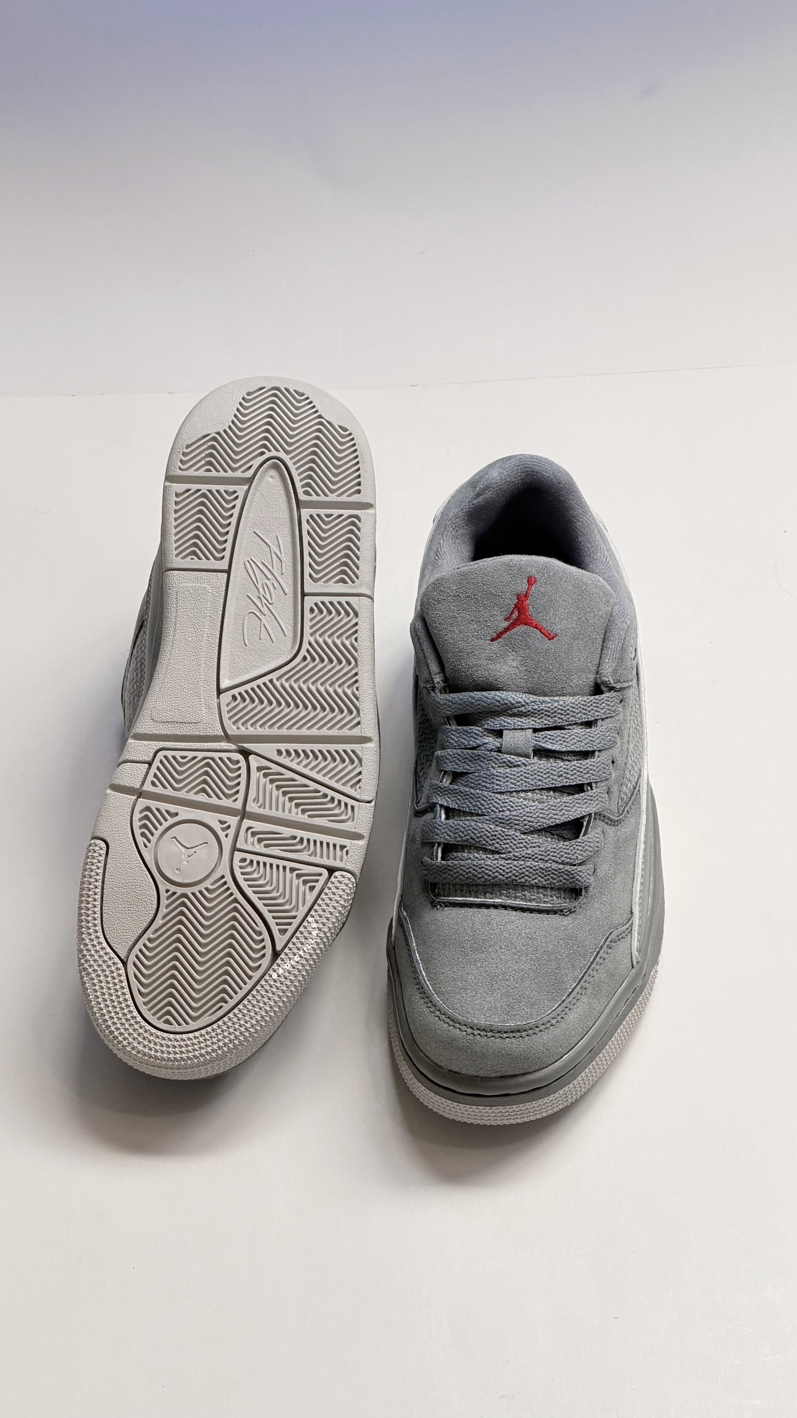 Jordan Flight Court
Cool Grey Varsity Red