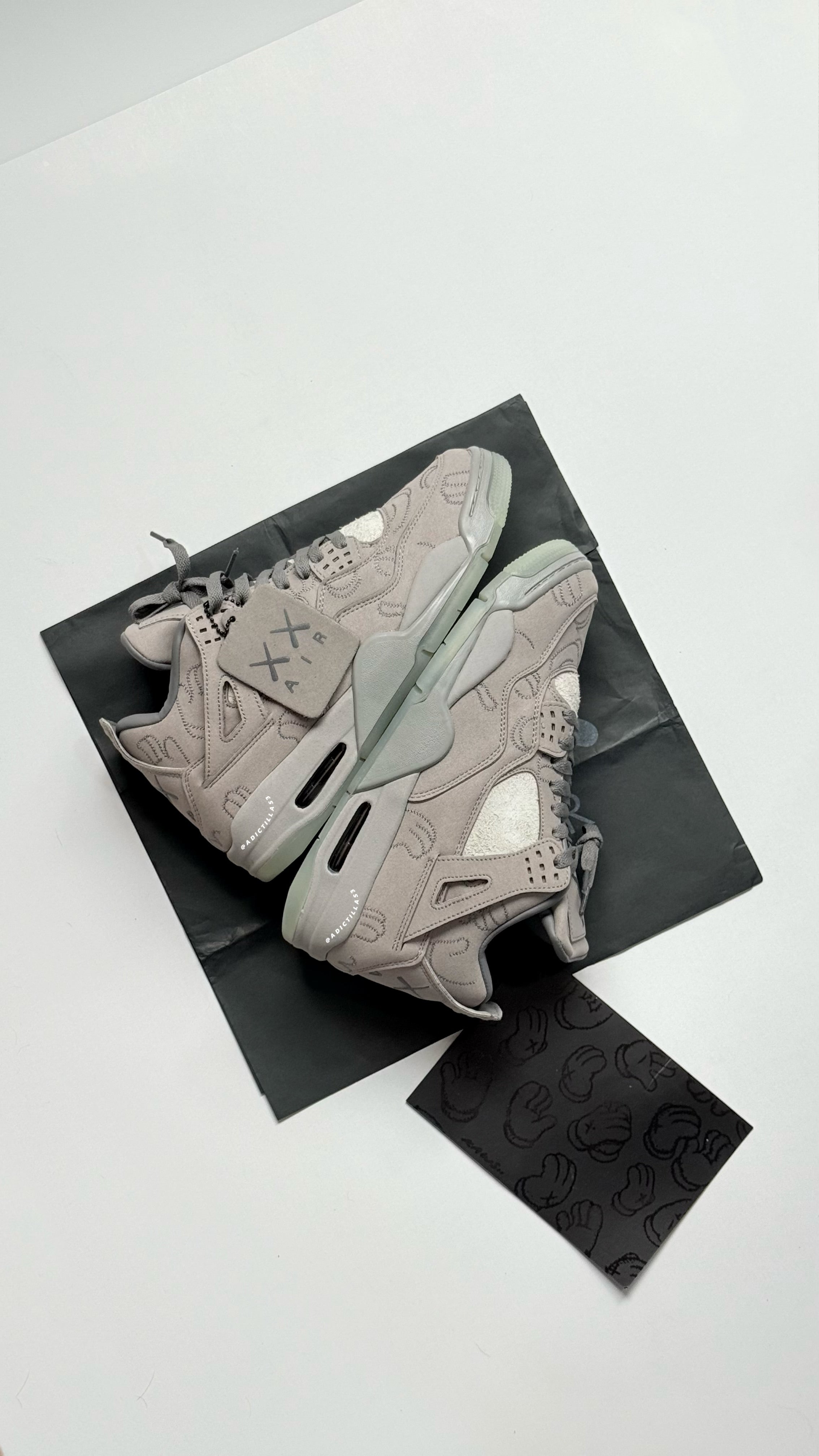Air Jordan 4 x KAWS