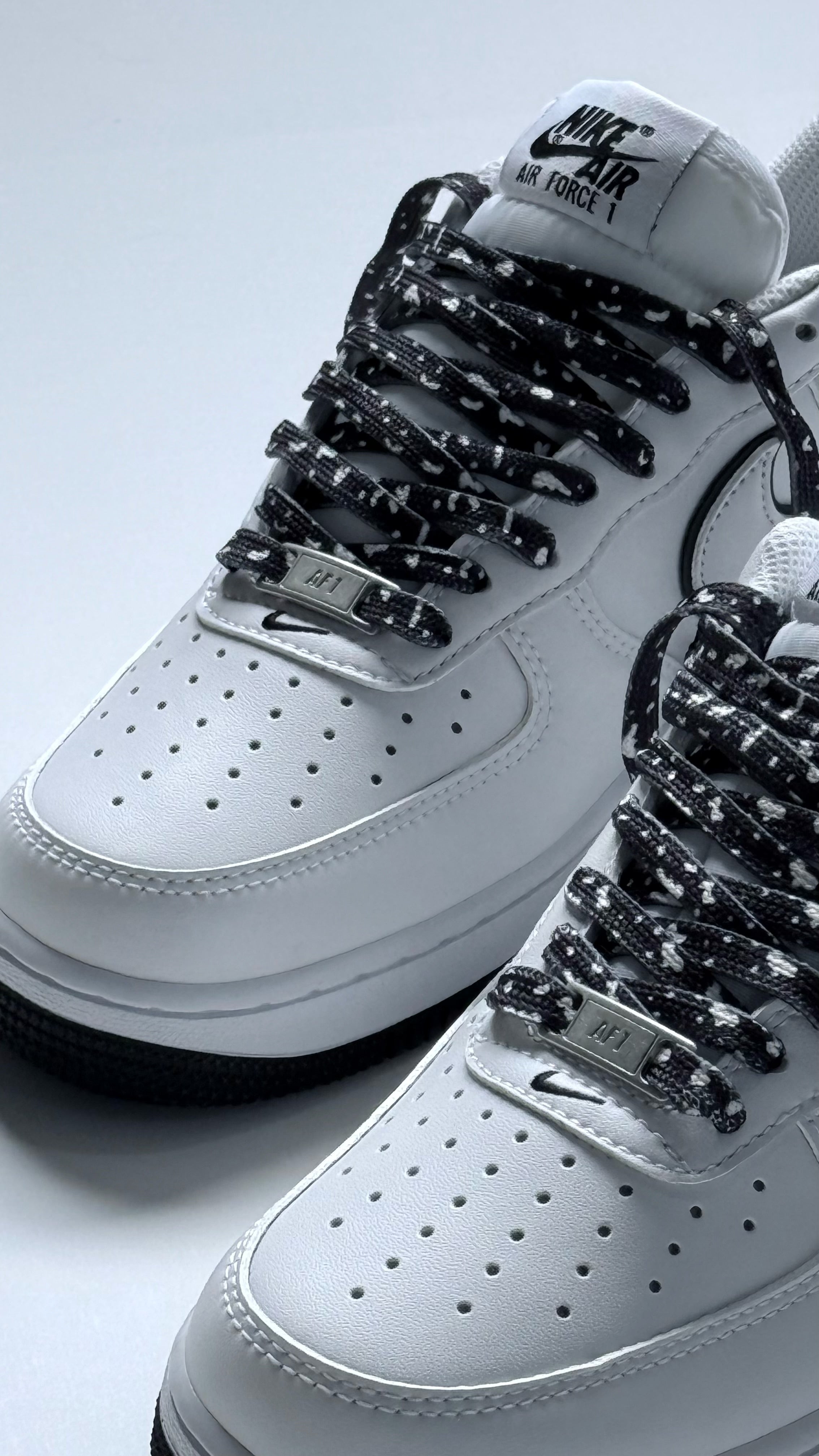 AIR FORCE 1 LOW
"WHITE/BLACK"
