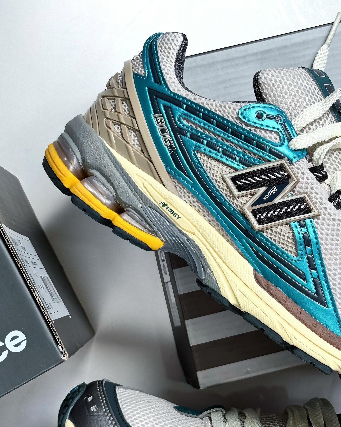 New Balance 1906 R Metallic Teal
