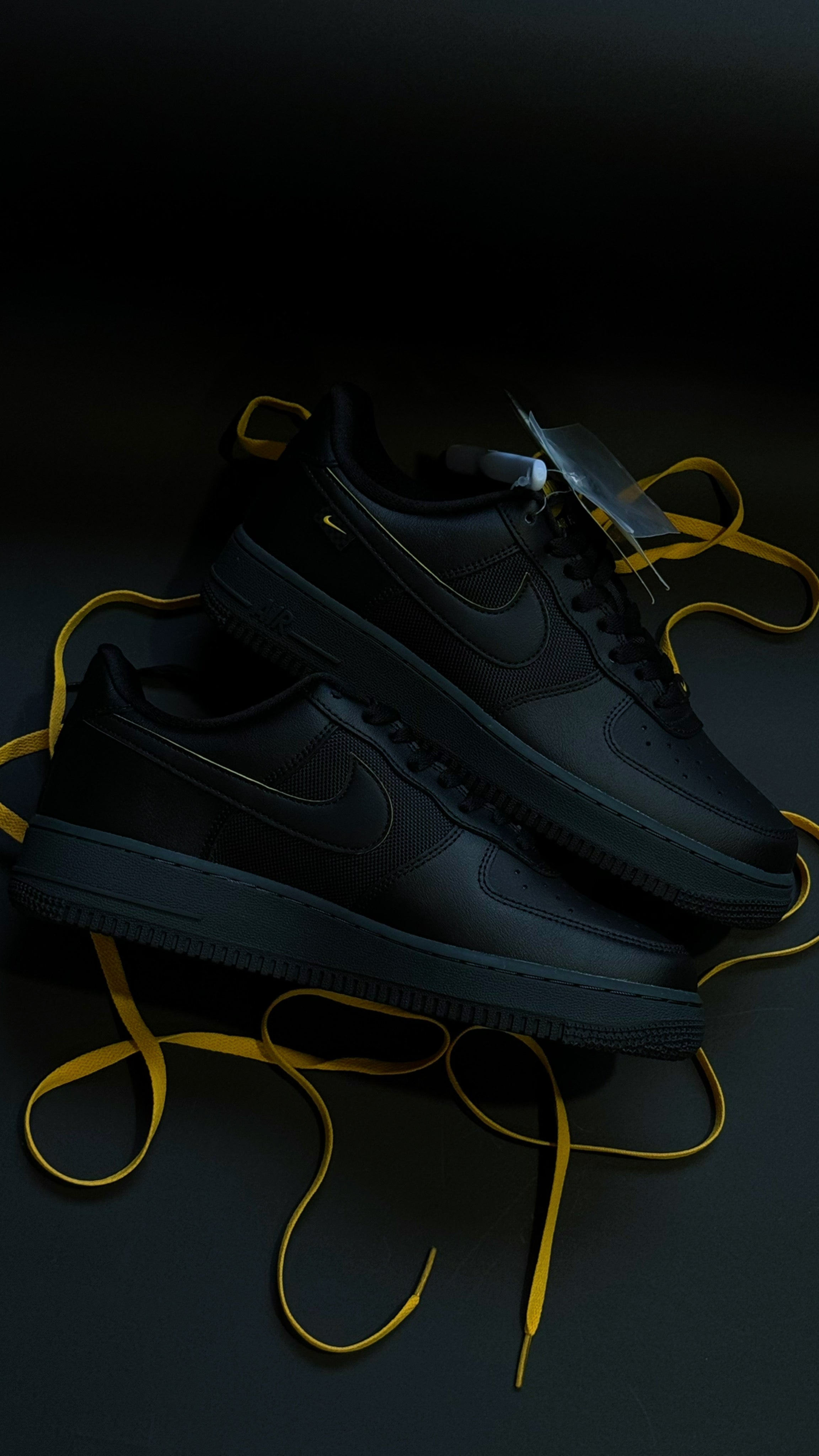 Nike Air Force 1 07 Black “ University Gold “